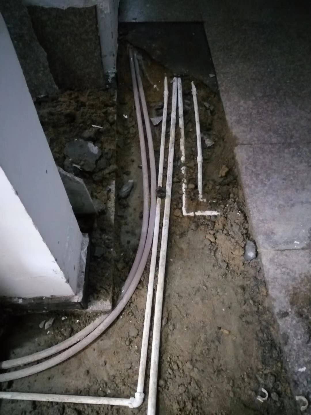 黄山漏水，切勿盲目乱刨乱砸